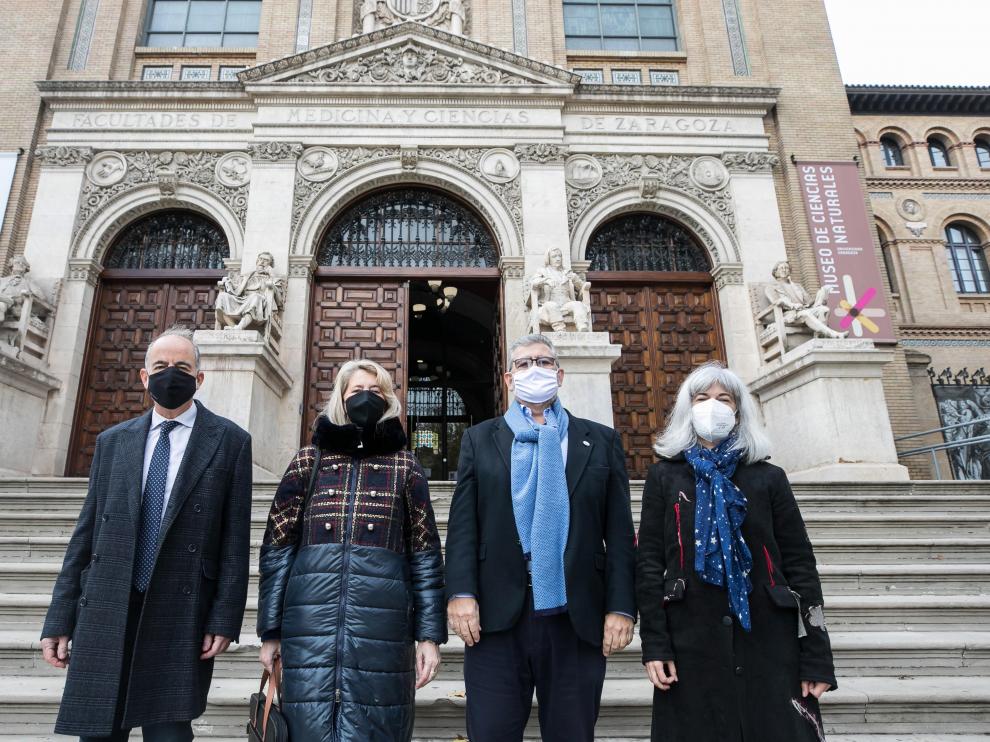 Jesús Santamaría, Ana Isabel Elduque, José Antonio Mayoral y Carmen Marcuello en las escaleras del edificio Paraninfo.