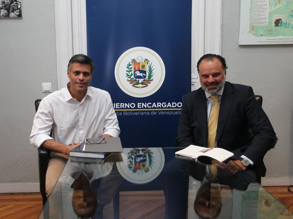 El opositor venezolano Leopoldo López, en el encuentro con el presidente de WAN-IFRA, Fernando de Yarza.