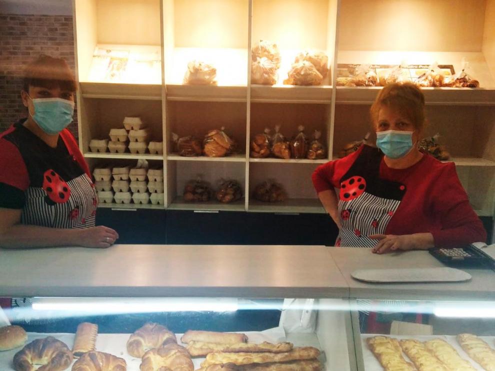 Mercedes Izquierdo (a la derecha) y Beatriz Conesa, madre e hija al frente de la Panificadora Santa Lucía.