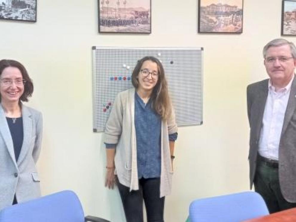 Alba Gállego, con sus directores de tesis, los doctores Delgado (izquierda) y Altisent (derecha).