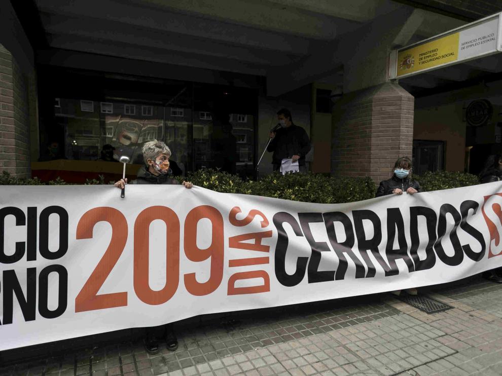Protesta del sector del ocio nocturno en el SEPE de Zaragoza.
