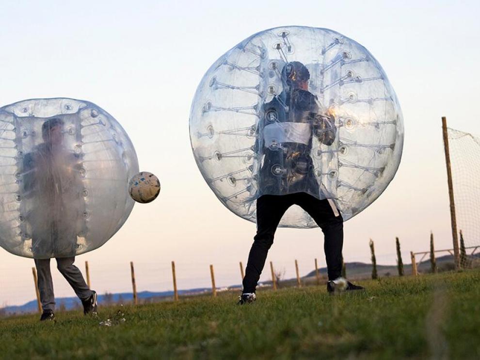 El bubble soccer es la actividad más demandada del complejo. Monegros Aventura Rural