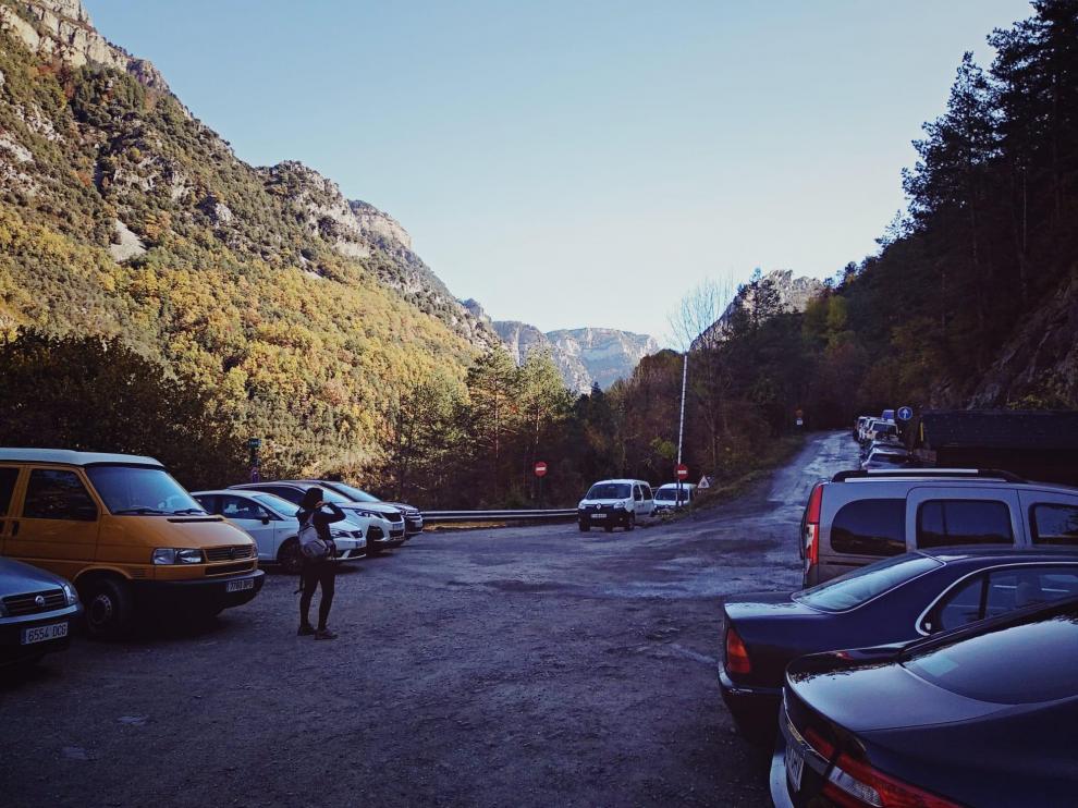En épocas de gran afluencia como el verano, más de 100 vehículos estacionan mal en el acceso a San Úrbez por el cañón de Añisclo por la falta de un parquin.