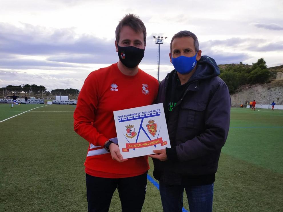 Victor Izuel recibió de manos de Pedro Suñén la distinción de Club Convenido del Real Zaragoza 2020/2021.