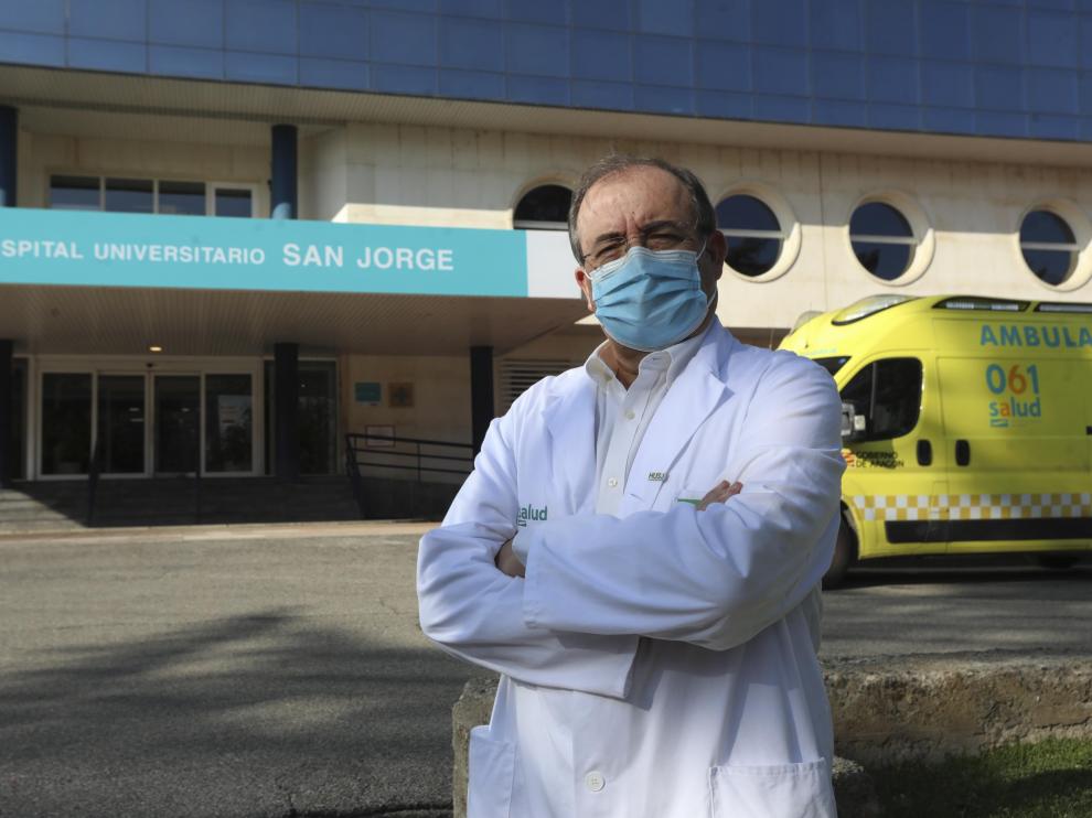 José Ignacio Castaño, gerente de los sectores sanitarios de Huesca y Barbastro, a las puertas del Hospital Universitario San Jorge.