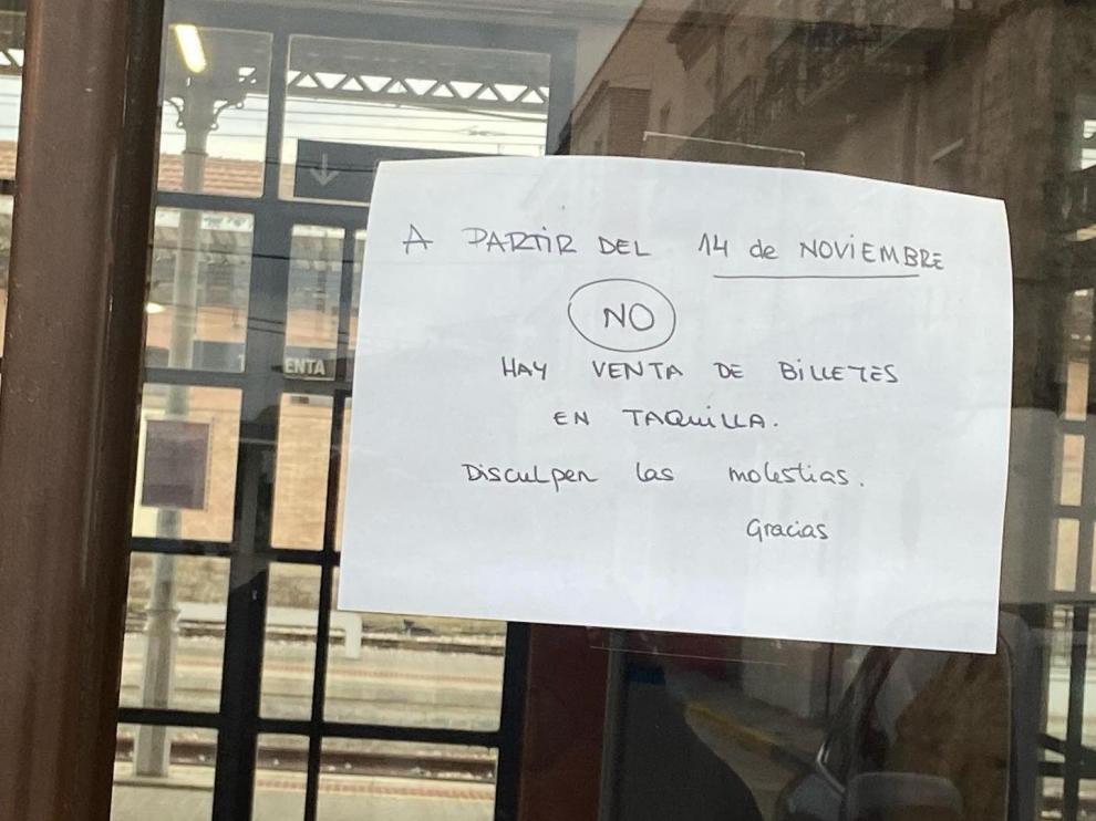 Cartel anunciando el cierre de la taquilla de la estación de Tardienta.