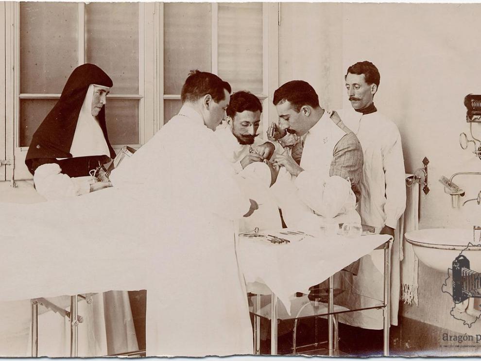 El doctor aragonés Ángel Faci asistiendo al célebre oftalmólogo Dr. José Antonio Barraquer en una intervención llevada a cabo en el Hospital de Santa Cruz, Barcelona. (Fot. Anónimo, Barcelona, 1907).
