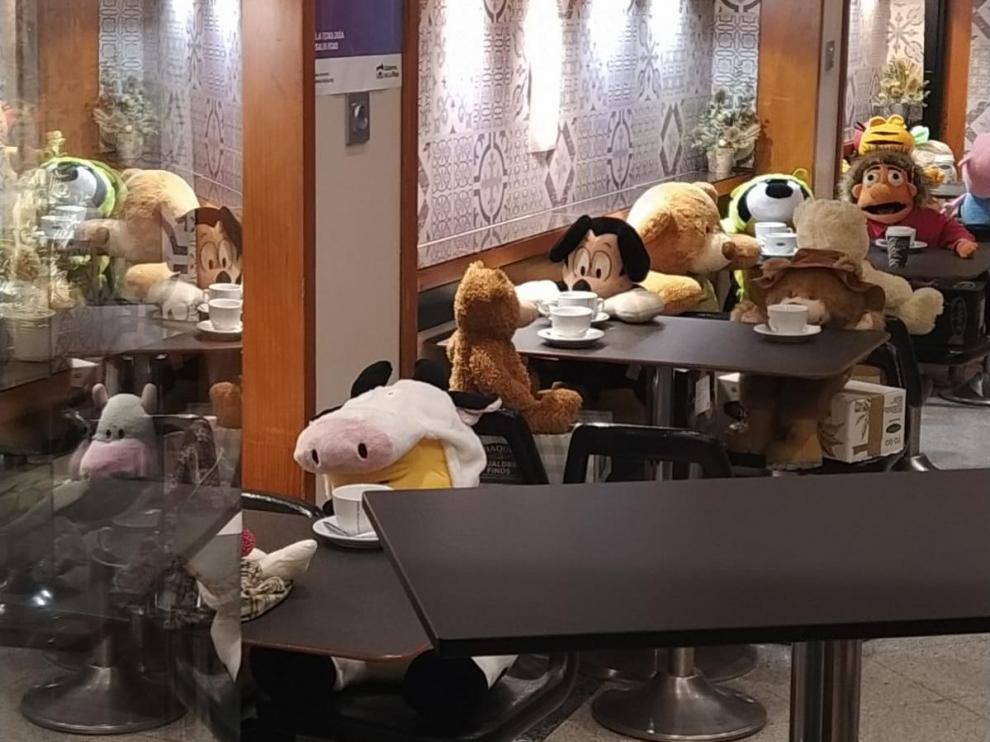 Los peluches "toman café" en Murrieta 34, en Logroño.