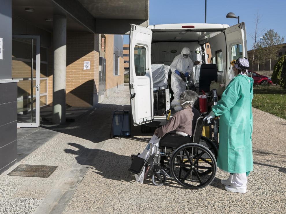 Una paciente llega a la residencia covid de Casetas en una imagen de archivo.