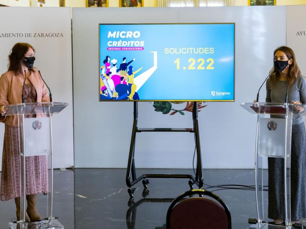Las concejales de Economía y Hacienda, Carmen Herrarte y María Navarro, durante la presentación de los resultados del plan de microcréditos.