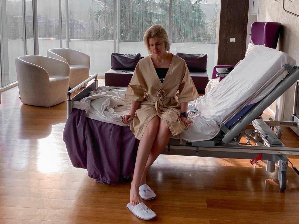 Foto que ha compartido Adriana Abenia al contar que la han operado de un bulto en el pecho.