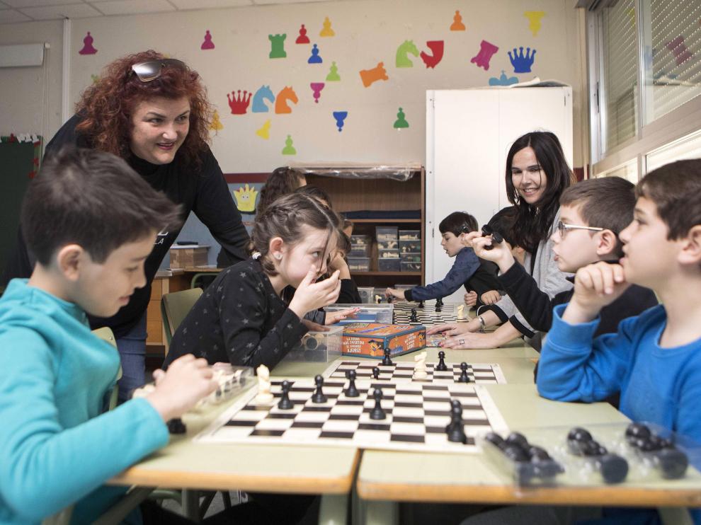 Escolares jugando al ajedrez