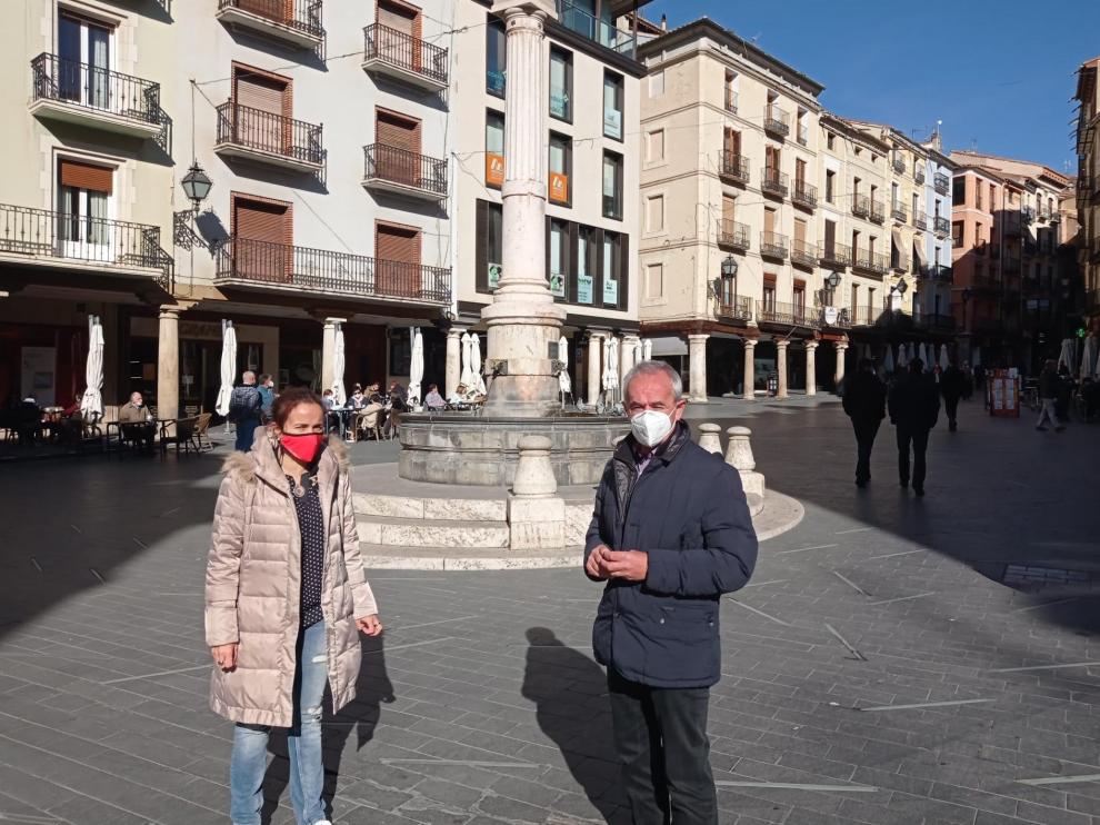 Los concejales Samuel Morón y María Jesús Sanjuan, en la plaza del Torico.