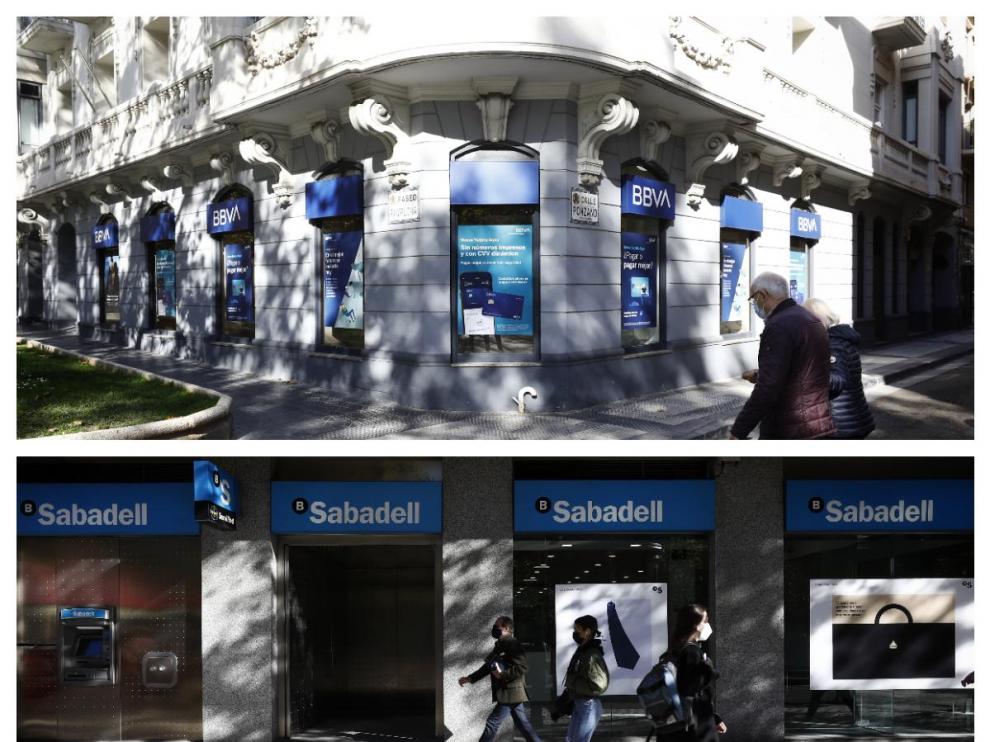 Oficinas de BBVA y el Banco Sabadell, en el paseo Pamplona de Zaragoza.