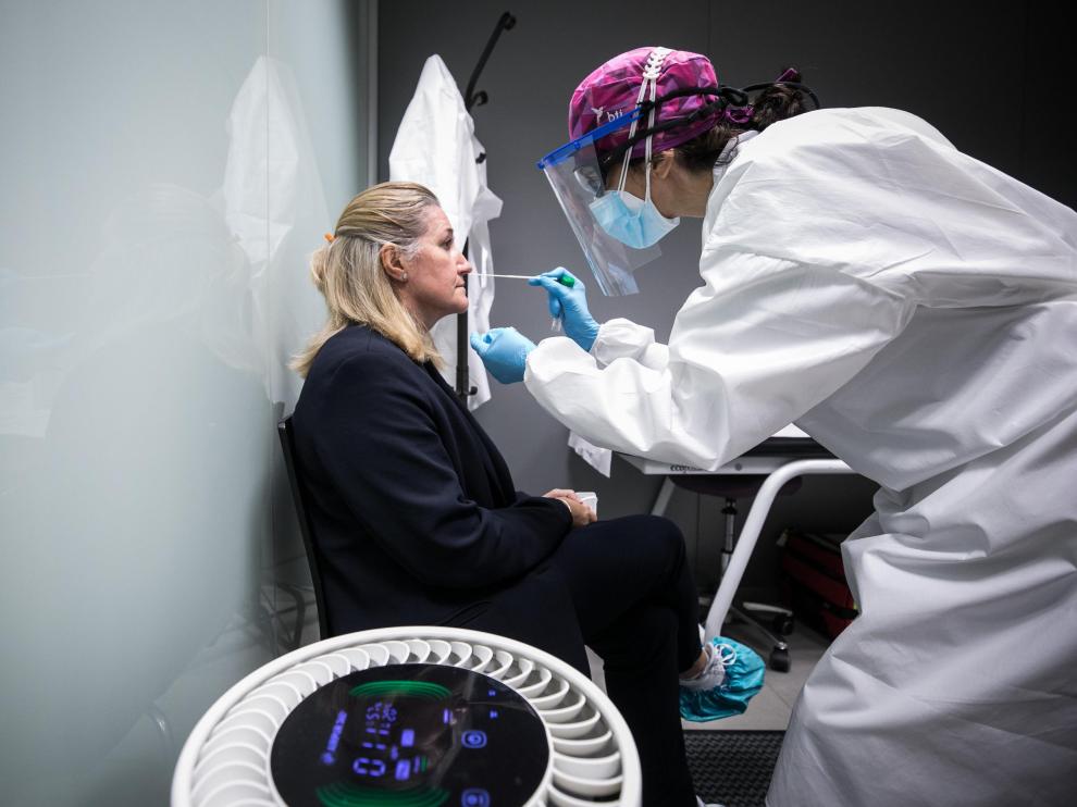 Pilar López Blanco, del Centro Médico Palafox, realiza una prueba PCR este martes.
