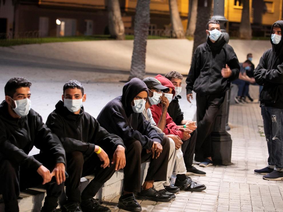 Varios inmigrantes esperan delante de la Delegación del Gobierno en Las Palmas.