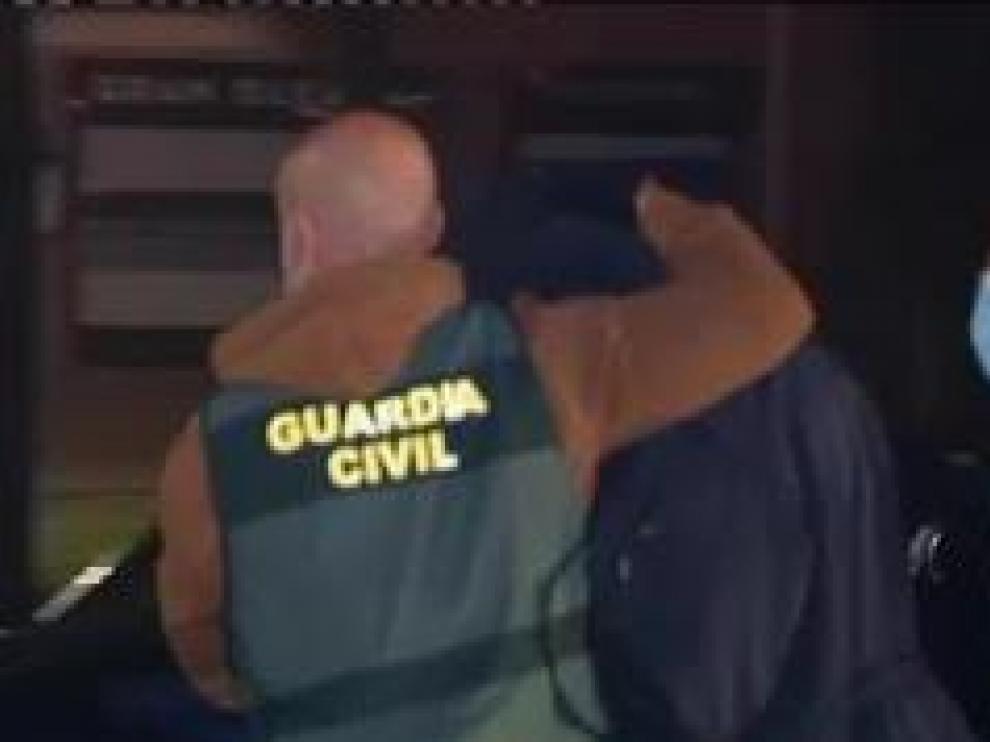 Se trataría de un joven veinteañero, vecino del municipio y que al parecer trabaja en un supermercado. Se sospecha que pudo ser el autor material de la muerte de Iván Vaquero.