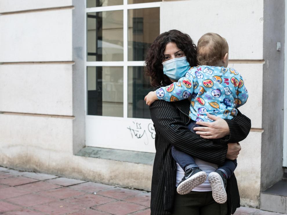 Cristina Vallés y su hijo, madre sola que reclama una prestación por maternidad más amplia.