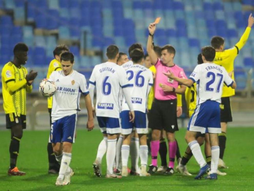 Momento de la expulsión de Francés, el viernes pasado frente al Oviedo.