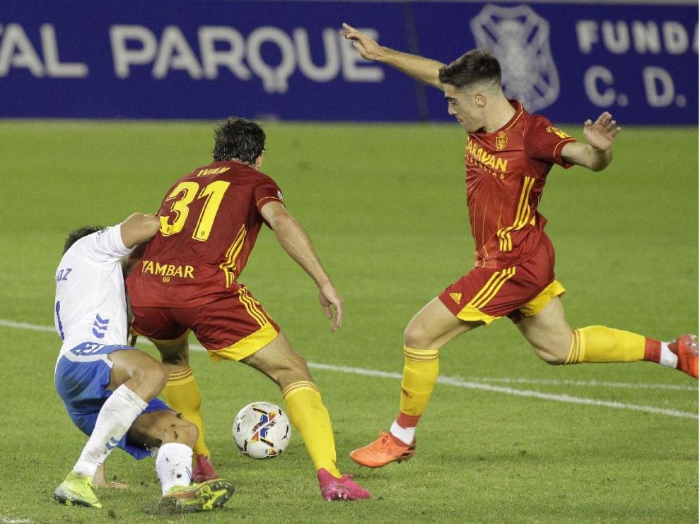 Larrazabal e Iván Azón, en el último partido lejos de La Romareda, en Tenerife, no aprovechan una acción de ataque. juan gª cruz/lof