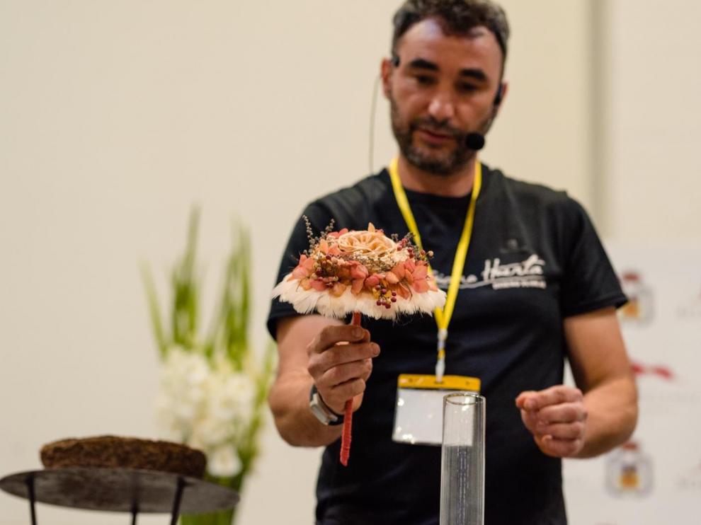 Mario Huerta, dueño de la floristería, participa en demostraciones de diseño floral como ésta, en Expoborja.