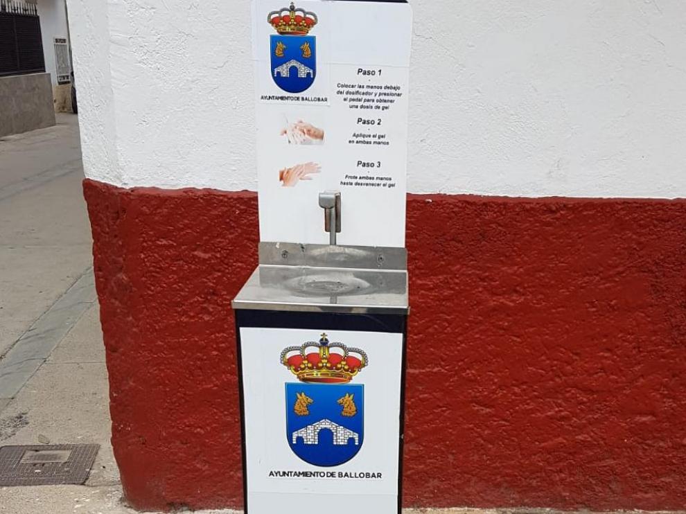 Torre expendedora de gel de donde han desaparecido las garrafas.