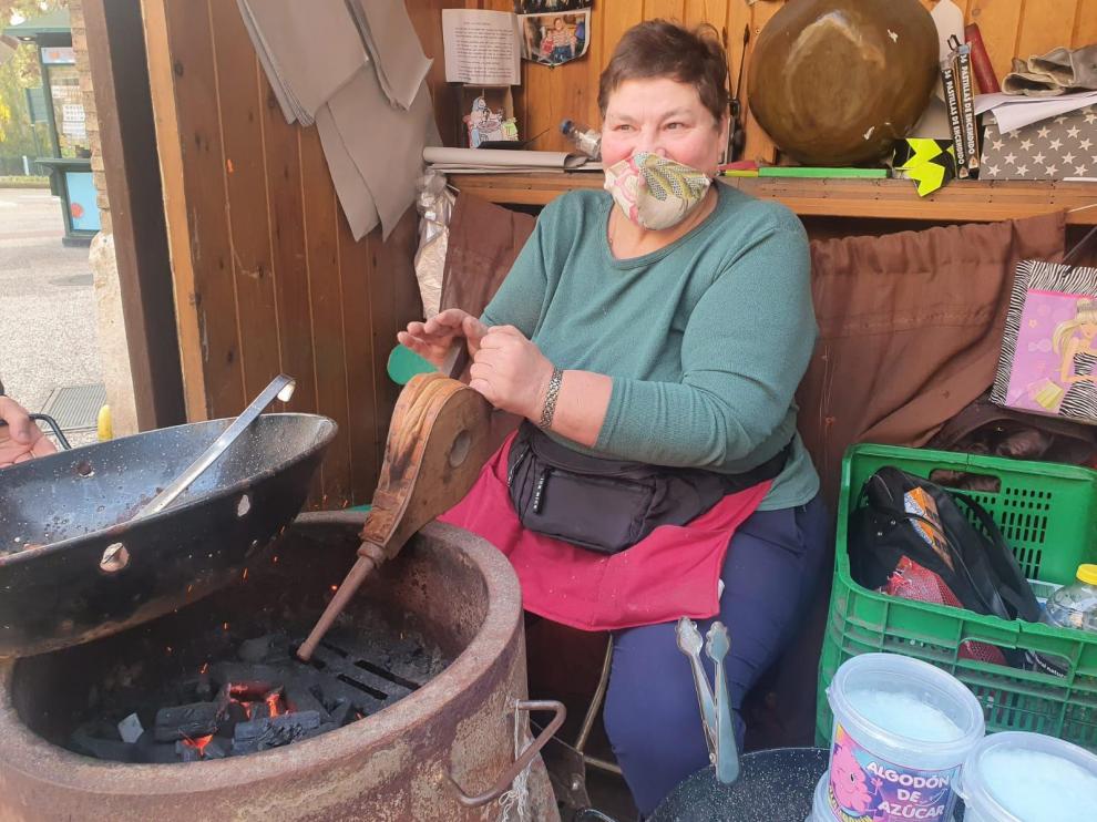 Pilar Monzón, encendiendo el fuego.