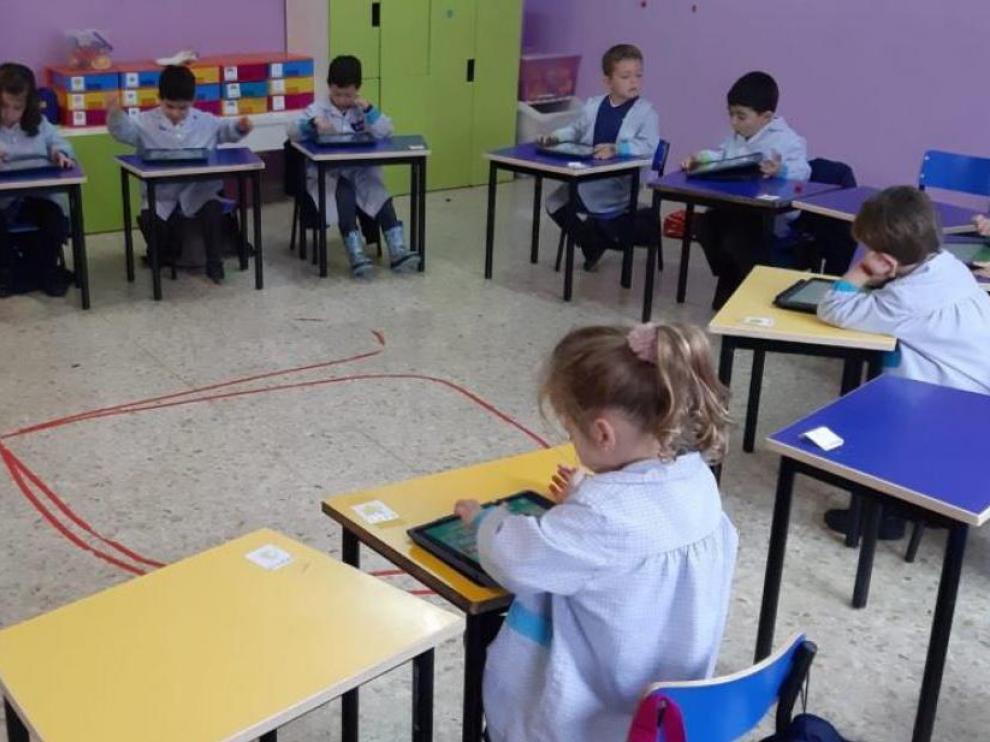 Los pequeños de infantil con sus nuevas tablets.
