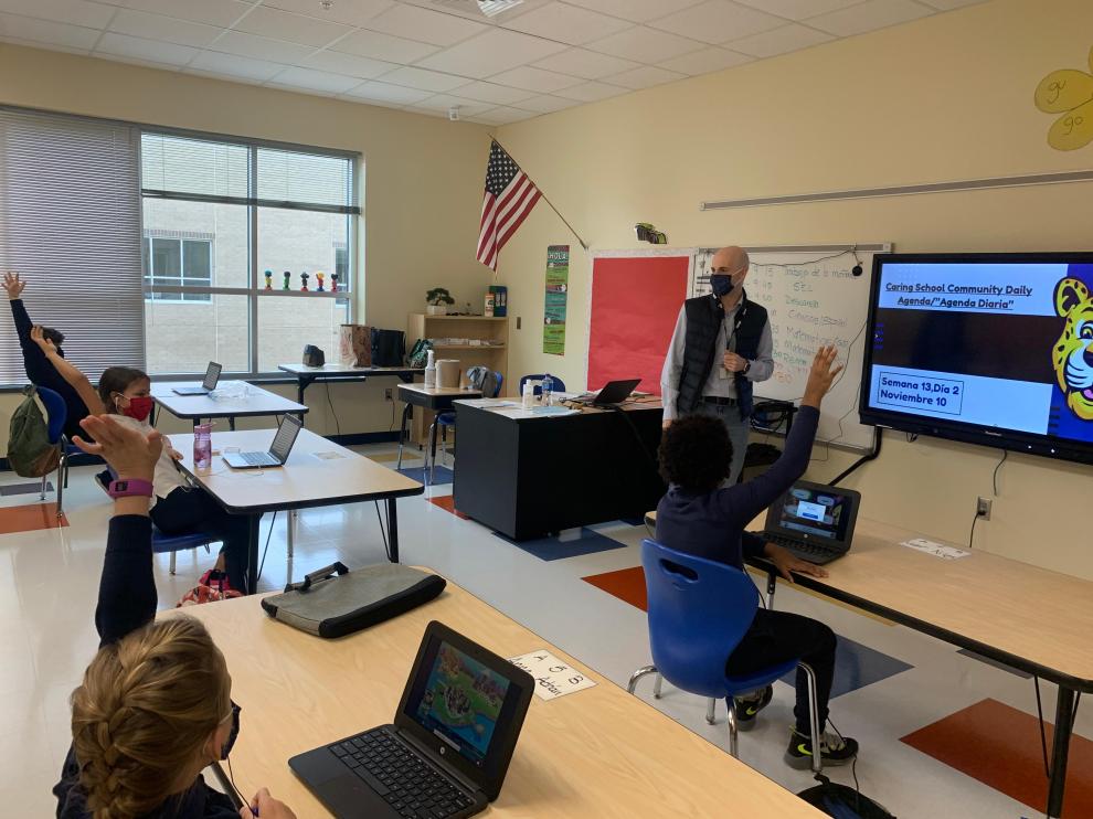 Diego García, maestro de Zaragoza, en clase de Ciencias, en español, con sus alumnos de 4º grado, en el Collinawood Lenguage Academy de Charlotte (Carolina del Norte).