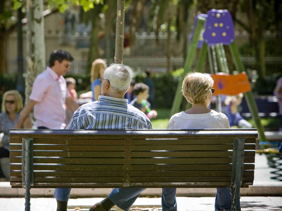 Una pareja sentada en un banco en Zaragoza.