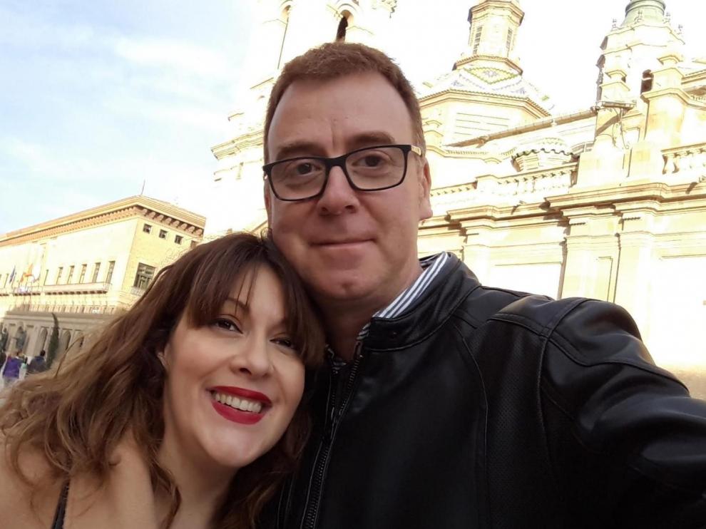 Ana y Martín, en la plaza del Pilar de Zaragoza.