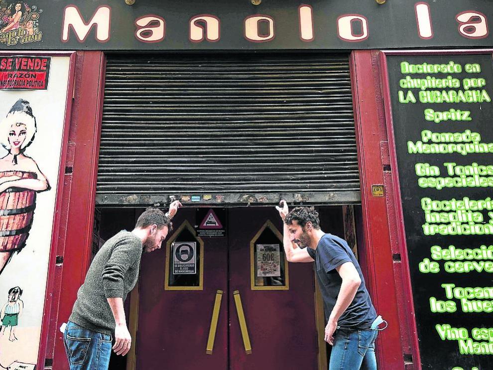 Daniel Hervías y Eduardo Meneses, en el Manolo La Nuit, que sobrevive a pesar de la crisis.