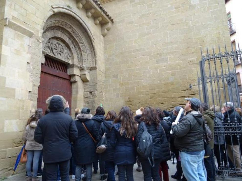 Participantes en una de las visitas guiadas por el centro histórico de Huesca antes de la pandemia.