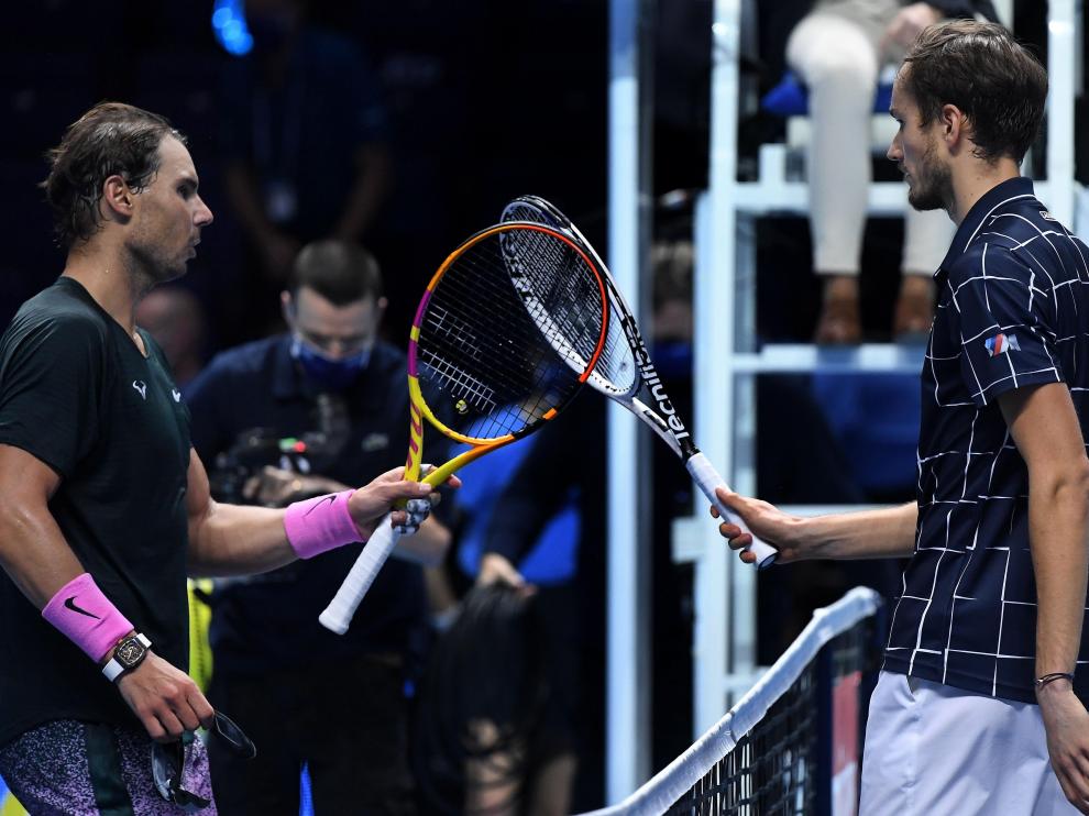 Daniil Medvedev y Rafael Nadal se saludan tras el partido.