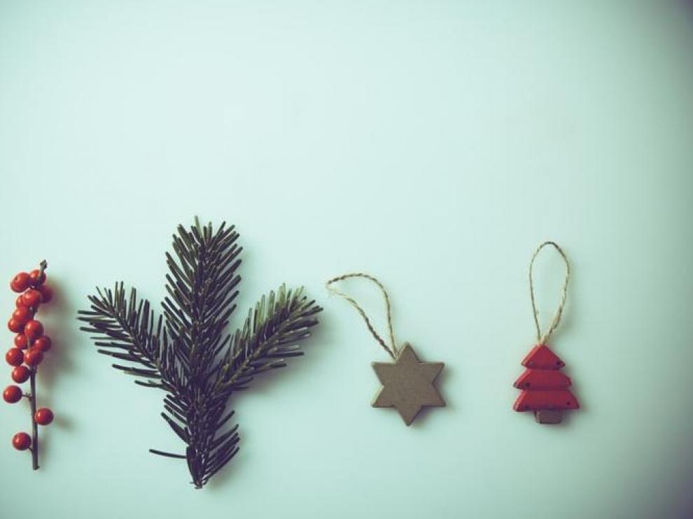 Con elementos que todos tenemos en casa, se pueden crear distintas decoraciones navideñas.
