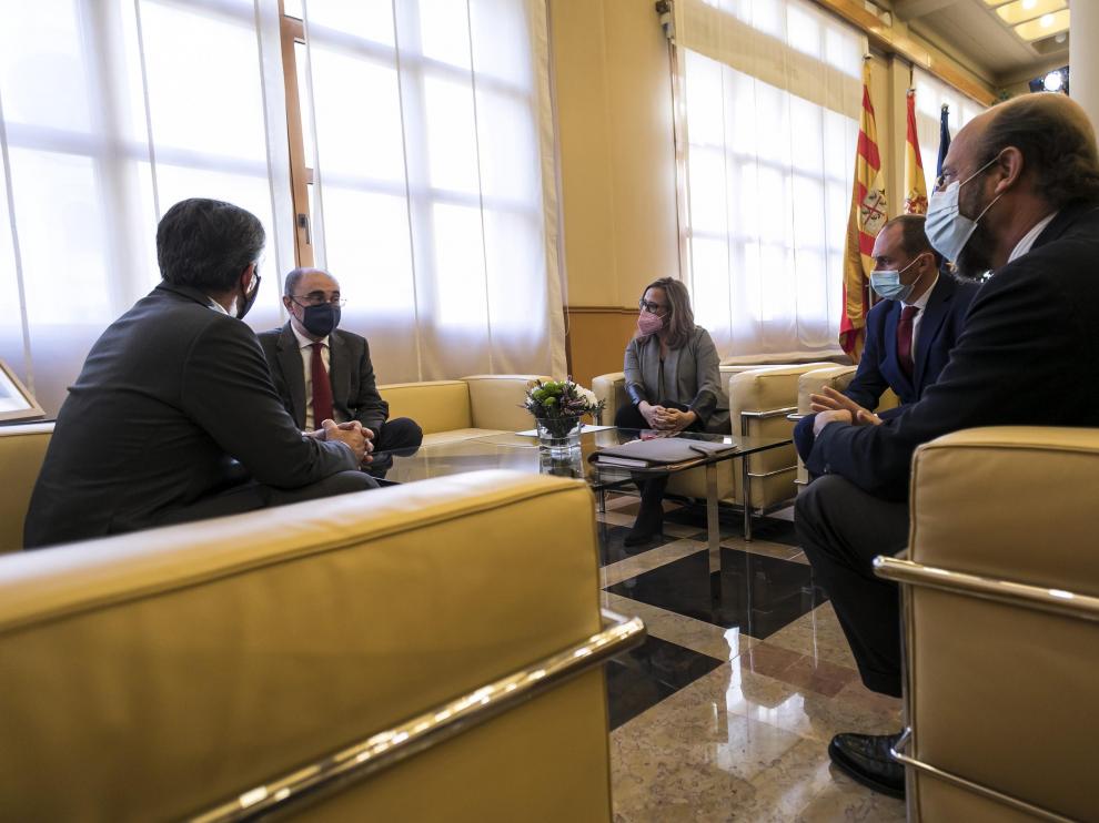 Javier Lambán, junto a Victorino Martín, Mayte Pérez, Borja Cardelús y Javier Tarín.