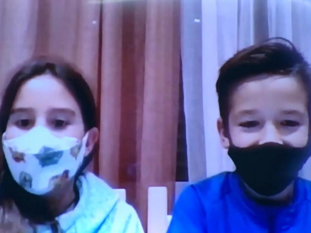 Lola y Lízer, de 9 y 10 años, han intervenido al finalizar el pleno municipal para pedir al alcalde que reabra las zonas de juegos infantiles de los parques.