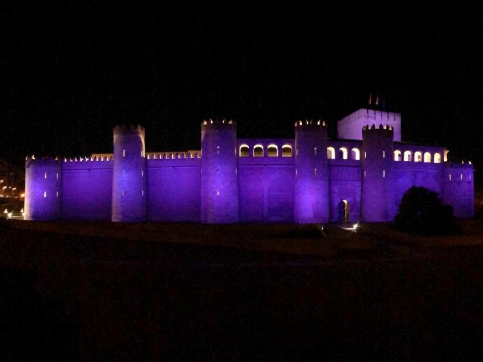 El palacio de la Aljafería, iluminado de morado contra la violencia de género.
