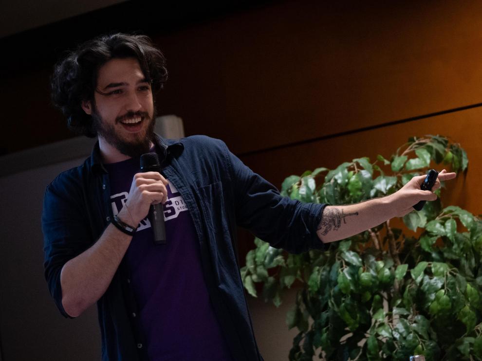 Ernán Lahoz en una charla sobre el desarrollo de 'Fellow', su videojuego.