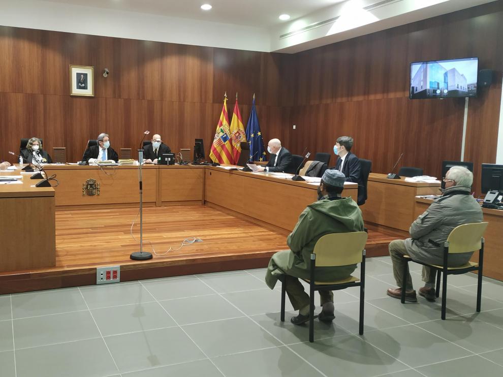 El empresario y el encargado de la finca, ayer, en el banquillo de los acusados de la Audiencia de Zaragoza.