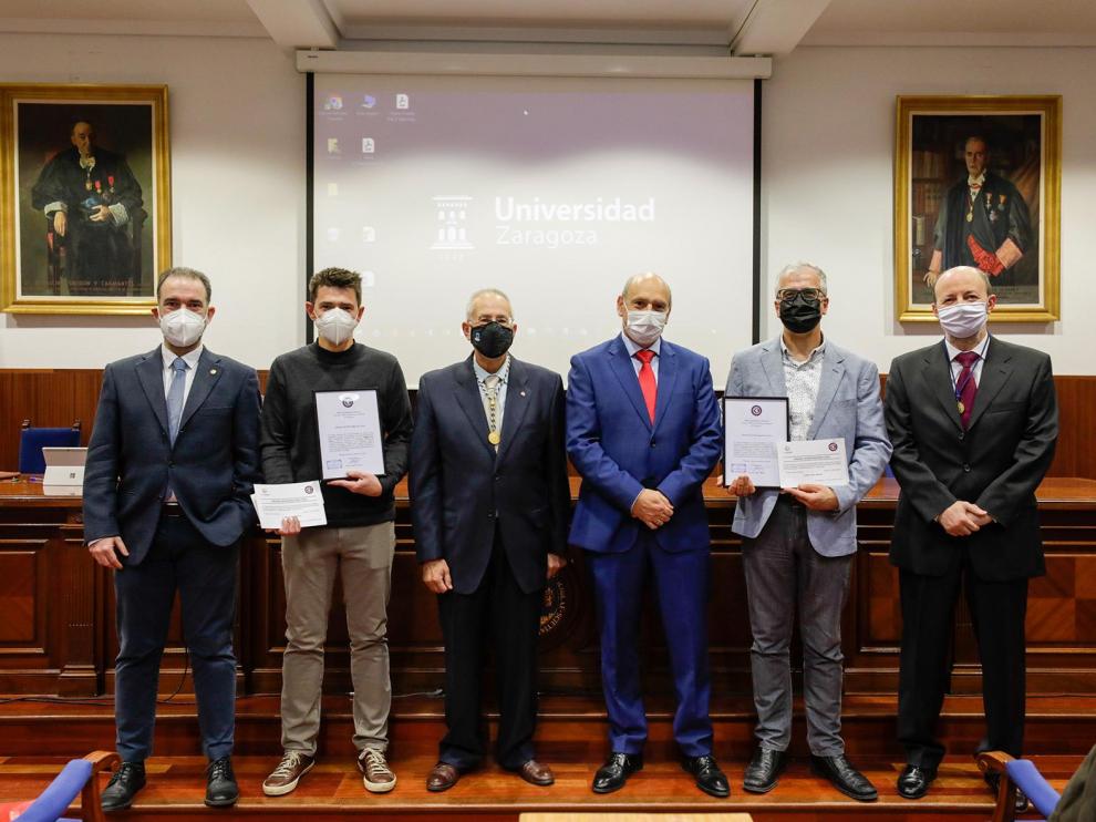 Los dos profesores galardonados con los premios RACZ, con representantes de esta institución, del Grupo San Valero y de la Facultad de Ciencias.