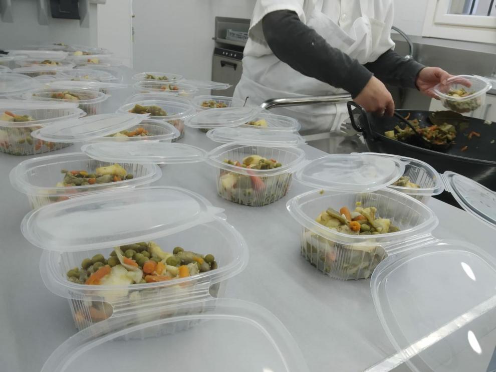 Los menús, en sus tupper, listos para el reparto.