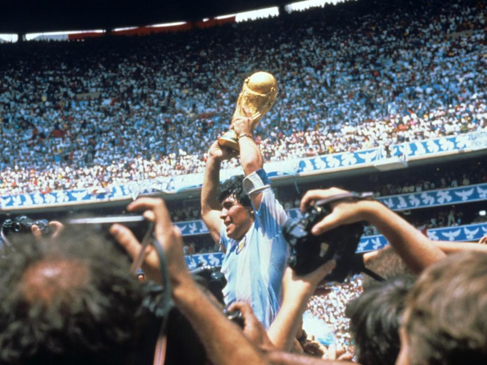Maradona alzando la Copa del Mundo para Aragentina en el Mundial de México