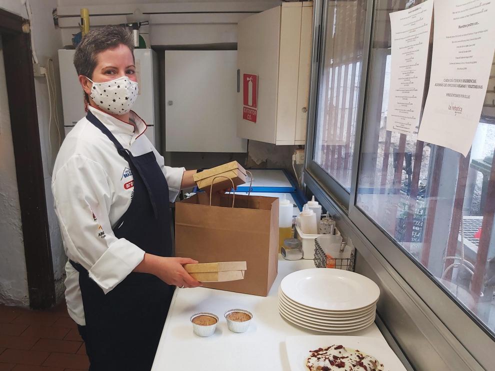 Clara prepara los pedidos para llevar desde la cocina de La Rebotica.