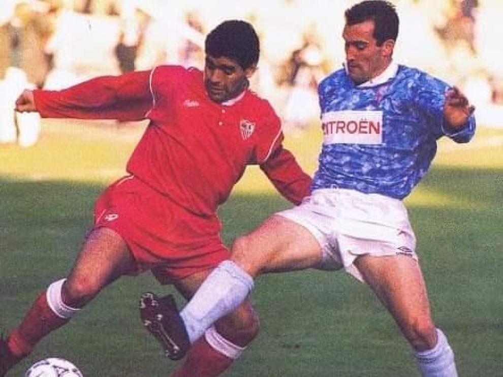 Salillas le disputa la pelota a Maradona, en un encuentro de 1992.