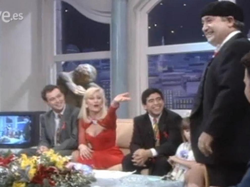 Un fotograma del programa de TVE en el que coincidieron Marianico el Corto y Maradona.