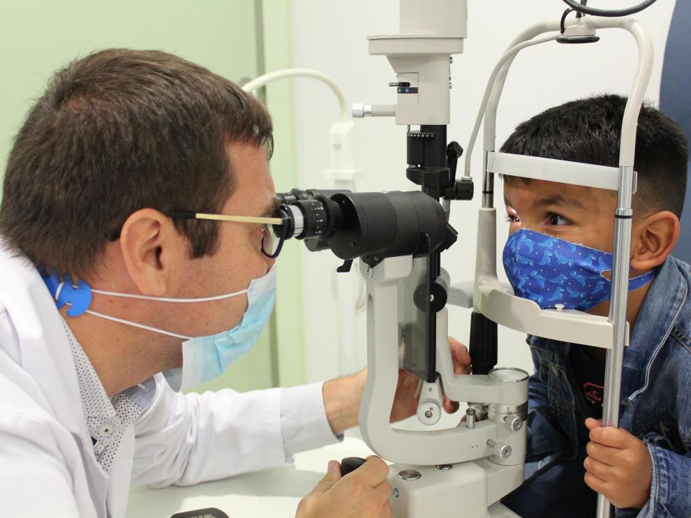 El doctor Jaume Catalá, oftalmólogo, realiza un control a Félix.