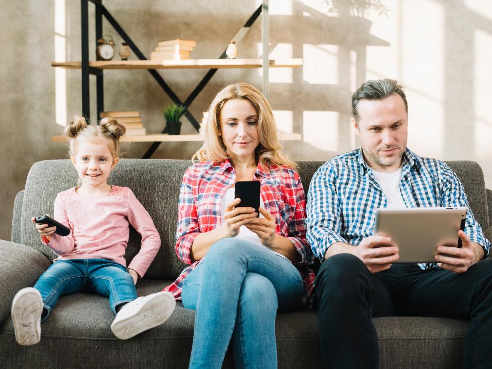 El 31% de padres reconocen que hacen un uso excesivo de la tecnología y no se sienten buenos modelos para sus hijos
