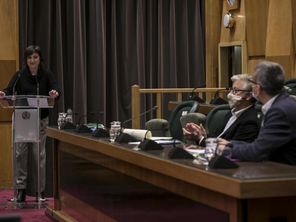 Lola Ranera, al inicio de su intervención. En primer plano, los portavoces de ZEC y Podemos, Pedro Santisteve y Fernando Rivarés.