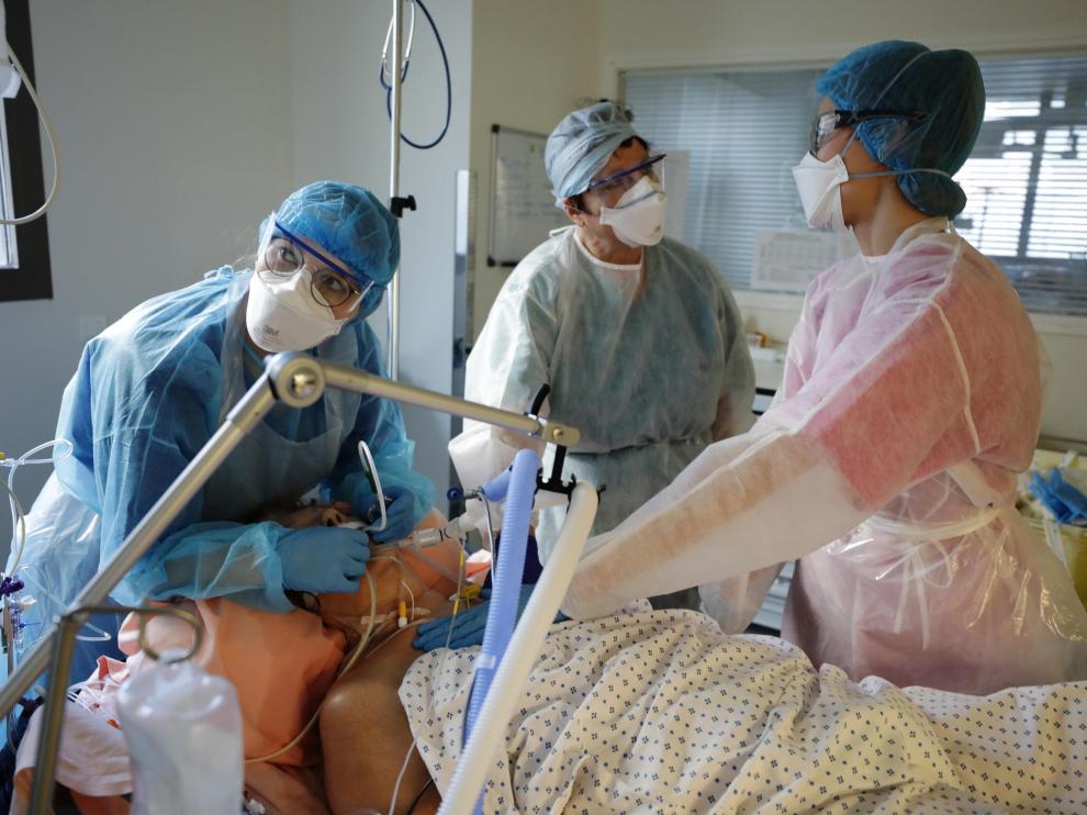 Personal de cuidados intensivos del Instituto Pasteur de Niza, Francia.